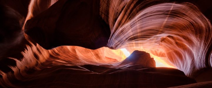Cânion Vermelho: seus paredões com 30m de altura exibem toda a beleza quando iluminados pela luz do sol Cânion Vermelho: seus paredões com 30m de altura exibem toda a beleza quando iluminados pela luz do sol