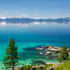 O lago Tahoe é, sem dúvida, um dos mais belos do mundo O lago Tahoe é, sem dúvida, um dos mais belos do mundo